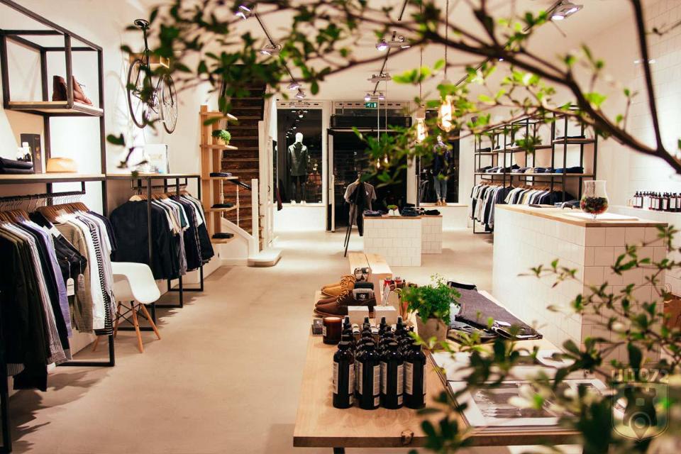 binnen bij twentyonewood met rekken kleding